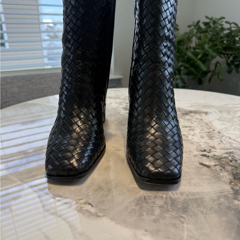 Paige BEST DEAL IN TOWN - Picture 2 of 9